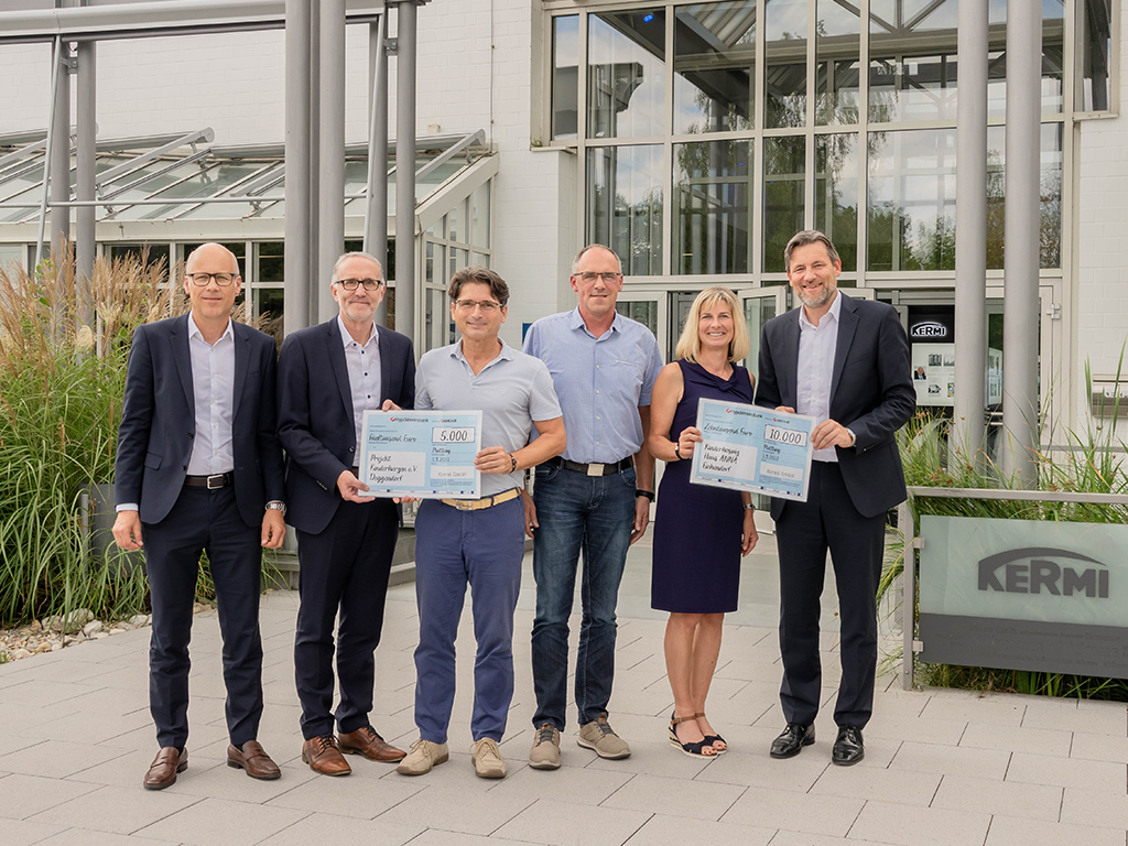 kermi_gmbh's tweet photo. Die Spendeneinnahmen von insgesamt 15.000€ bei unserem Betriebsfest kommen dem Kinderhospiz Haus Anna der @StiftungAKM und der Organisation Kinderherzen e.V. zugute. Wir freuen uns, so tolle Institutionen unterstützen zu können! #kermi
Mehr Infos: https://t.co/jxkA3k6cBq https://t.co/ntVWgMpo1l