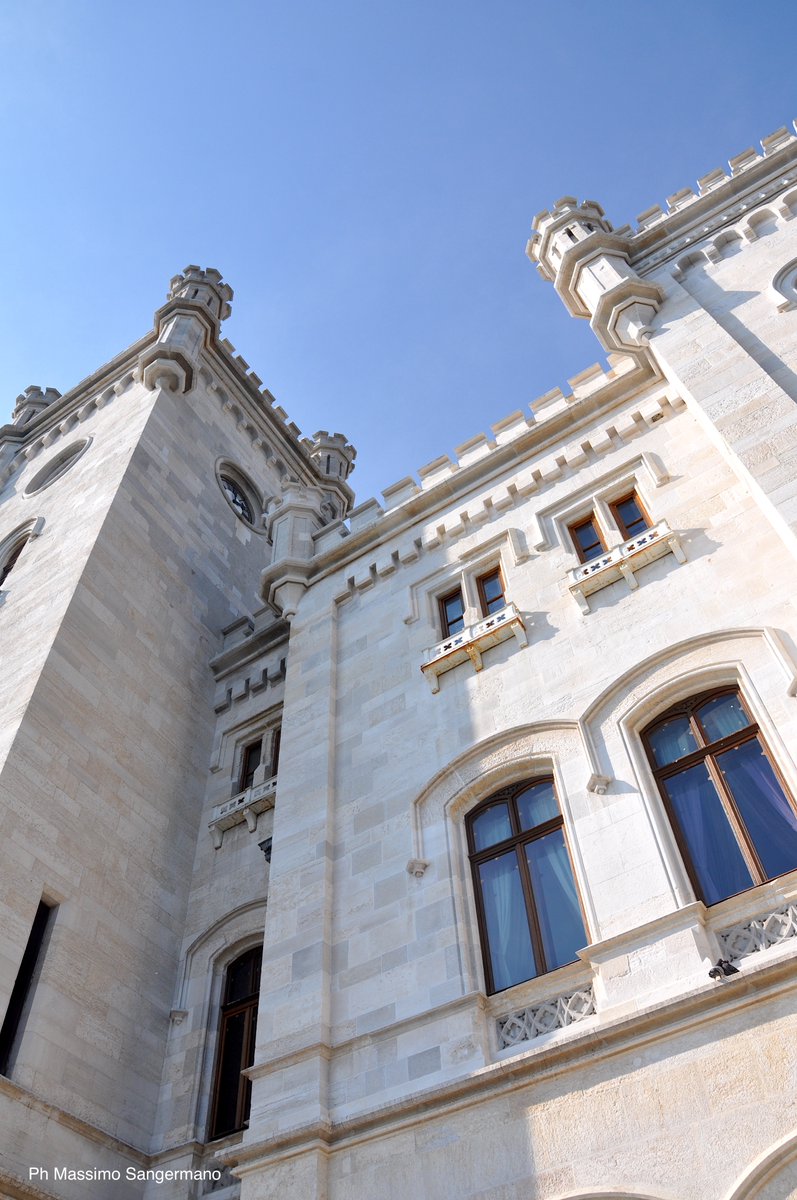 sangermax's tweet photo. il #Castellodimiramare a #Trieste in #fvg è semplicemente #spettacolare la famiglia #asburgica #sapeva bene dove era il #posto #migliore della #città per #vivere con una #qualità alta della #vita tra l'#ossigeno delle moltissime #piante dei #giardini e lo #iodio spinto dal #vento https://t.co/V7lOpNuyFx