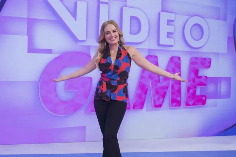 Após 11 anos do fim do programa, @angelicaksy se torna a primeira apresentadora brasileira a levar um Emmy Award, pelo seu programa atemporal Vídeo Game.