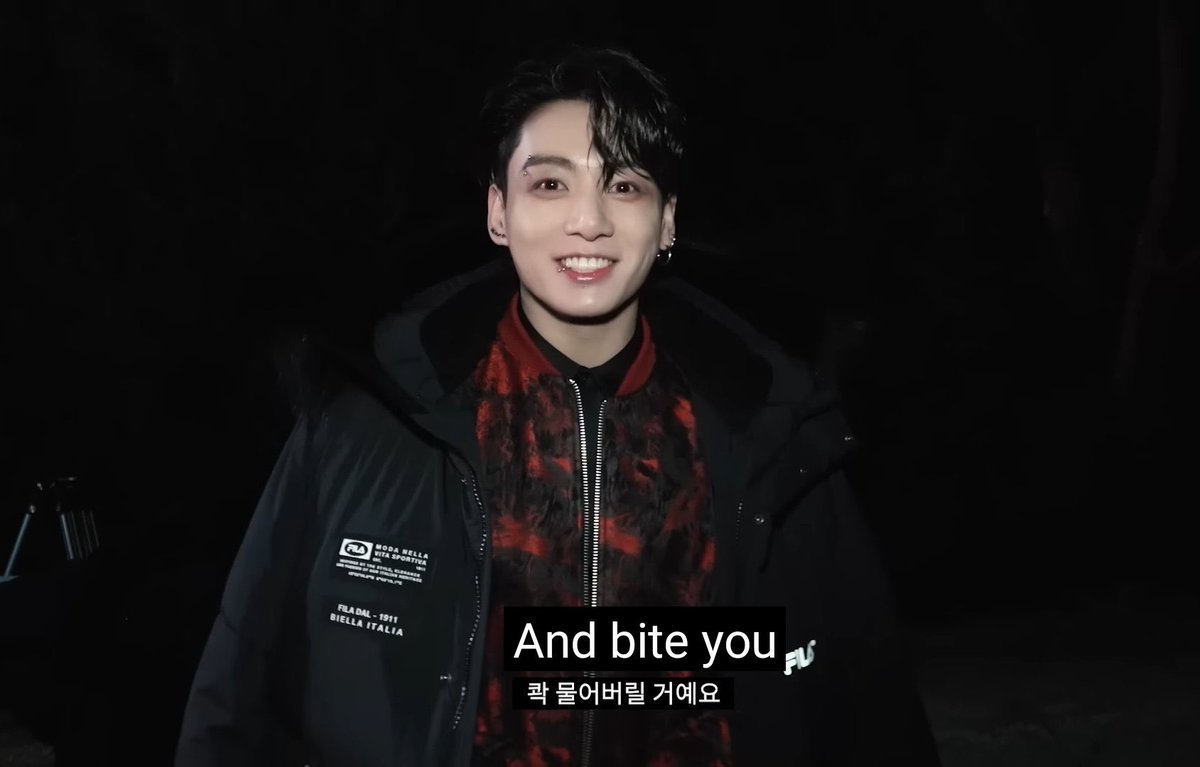vminiecats's tweet photo. — La sonrisa de Jungkook diciendo: “🐰 Y el hecho de que mis ojos estén rojos significa que voy a empezar a cazar... Ya es de noche... ¡Cuidado todos! Te encontraré y te morderé :)” HELP @BTS_twt https://t.co/jA6Vf303sm