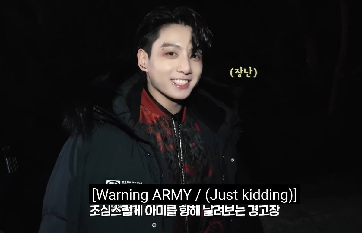 vminiecats's tweet photo. — La sonrisa de Jungkook diciendo: “🐰 Y el hecho de que mis ojos estén rojos significa que voy a empezar a cazar... Ya es de noche... ¡Cuidado todos! Te encontraré y te morderé :)” HELP @BTS_twt https://t.co/jA6Vf303sm