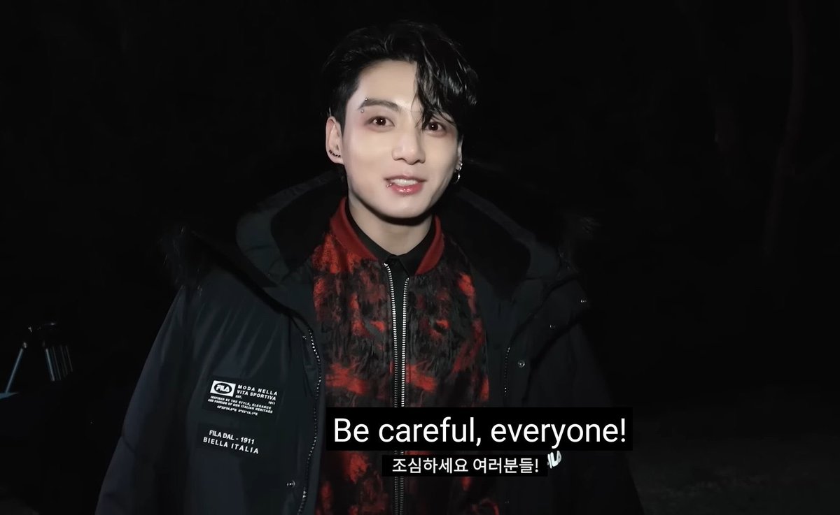 vminiecats's tweet photo. — La sonrisa de Jungkook diciendo: “🐰 Y el hecho de que mis ojos estén rojos significa que voy a empezar a cazar... Ya es de noche... ¡Cuidado todos! Te encontraré y te morderé :)” HELP @BTS_twt https://t.co/jA6Vf303sm