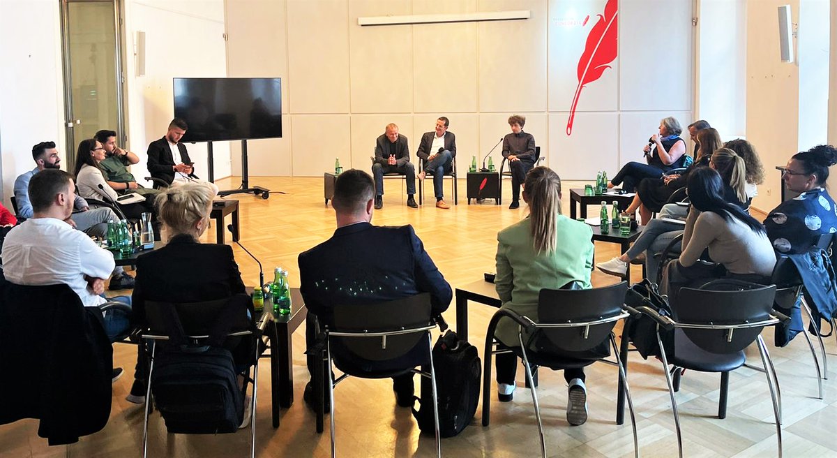 OSCEinAlbania's tweet photo. #MbështetjePërParlamentin
#MbështetjePërEdukiminQytetar

🗞Prezenca e OSBE-së në Shqipëri mbështet mbajtjen e seminarit për shkëmbimin e përvojave të gazetarëve që mbulojnë veprimtarinë parlamentare dhe të ekipit të komunikimit të Kuvendit në Vjenë🗞

https://t.co/hIItjQ0KDx https://t.co/8lSYWNKp7n
