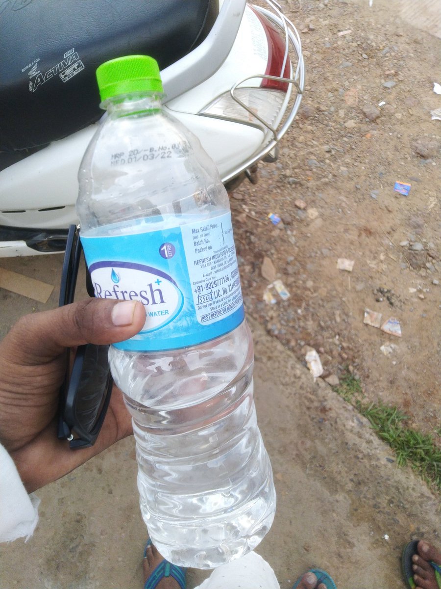 hidden_vinu's tweet photo. @RewaCollector 
पानी की बॉटल की एक्सपायरी डेट निकल जाने के बाद भी धड़ल्ले से बेची जा रही है। नागरिकों की जान से खिलवाड़ किया जा रहा है। कृपया इस विषय को संज्ञान में लें।

स्थान - आशीष किराना स्टोर/आशीष रेडीमेड साड़ी सेंटर लौवा सिरमौर रोड। https://t.co/mlF6lNwcUr