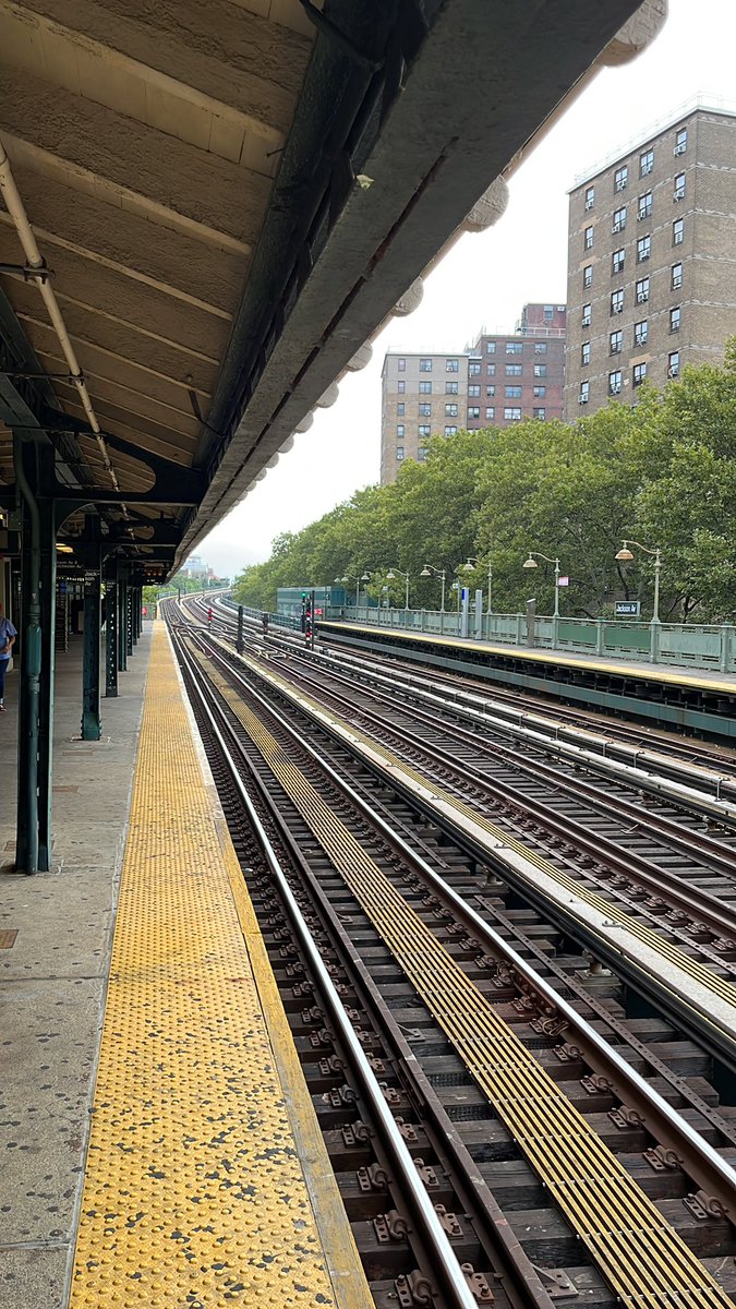 JonRiv_R's tweet photo. #TheBronx #JacksonAve #2Train https://t.co/PJiMmIdePe