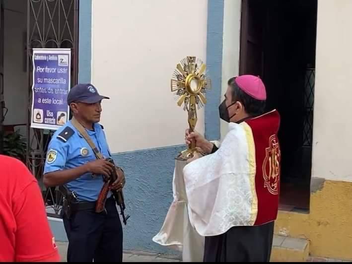 YaderMorazan's tweet photo. ¿Cual arresto domiciliario? Para la ley es irrelevante si la retención se hace en tu casa, oficina, centro de trabajo, amante o lugar ajeno a tu persona. Basta con que la retención sea sin proceso y en contra de tu voluntad para hablar de #Secuestro (art. 163 del Código Penal): https://t.co/5J3p3EvXtI