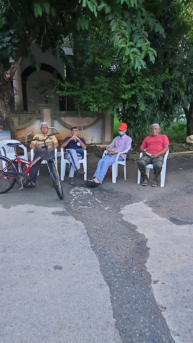 bamitav's tweet photo. Resilience and Community spirit in Rainbow Drive Layout.

#Resilience #Community #helpinghand #bangalorerain #bangalorerains #rbdlayout https://t.co/7gW739y1Ex