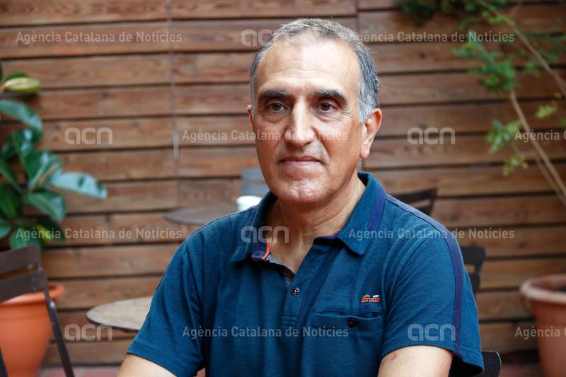 Josep Ortiz debuta amb la novel·la ‘L’artefacte’ sobre les reflexions d’un científic vinculat amb les bombes atòmiques. El protagonista és un físic que se li capgira la visió de la vida quan descobreix que la seva parella és viva  <a href="/Edicions1984/">Edicions de 1984</a> ow.ly/x6cJ50KAeNE