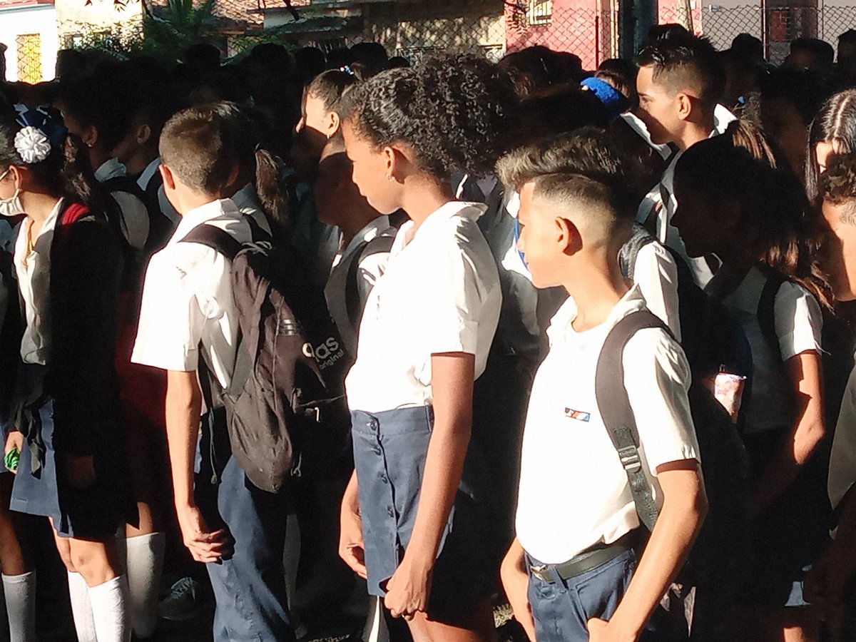 Inicia matutino especial de reinició del curso escolar 2021- 2022 en la Secundaria Básica #26DeJulio de la <a href="/DmeCamaguey/">Dirección Municipal de Educación Camaguey</a> con mucha alegría.  <a href="/CubaMined/">MINED</a> <a href="/IsabelCamaguey/">Directora Municipal de Educación Camagüey</a>
