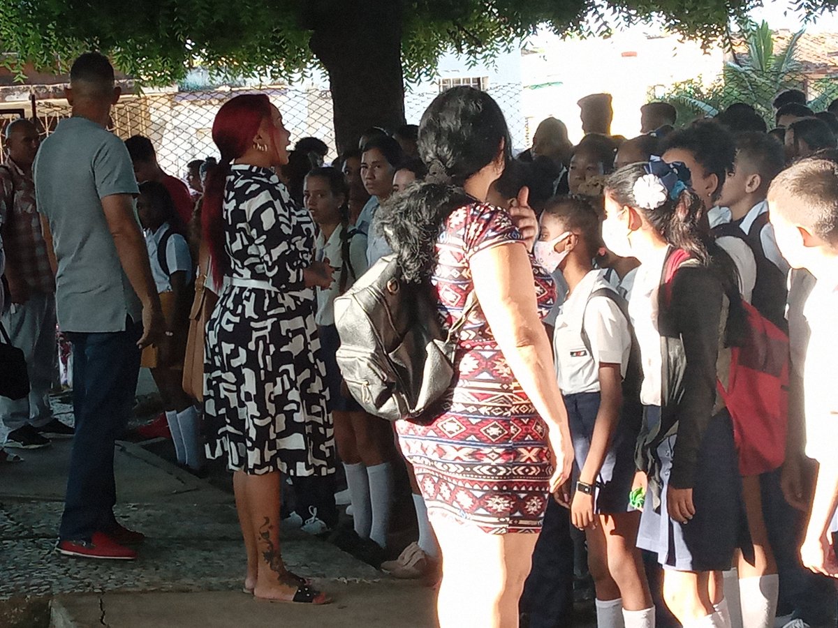 EdismeydaC's tweet photo. Inicia matutino especial de reinició del curso escolar 2021- 2022 en la Secundaria Básica #26DeJulio de la @DmeCamaguey con mucha alegría.  @CubaMined @IsabelCamaguey https://t.co/oTstbcx8pY