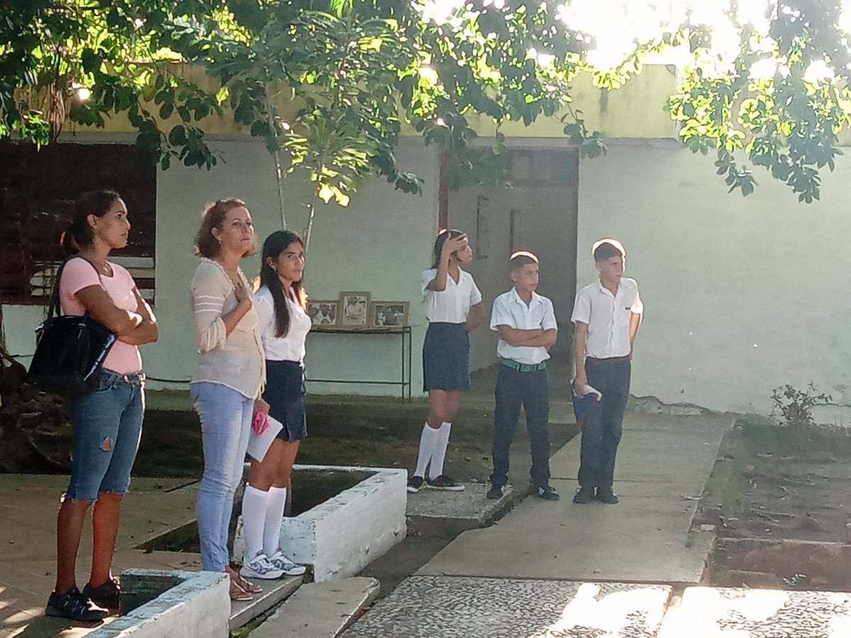 EdismeydaC's tweet photo. Inicia matutino especial de reinició del curso escolar 2021- 2022 en la Secundaria Básica #26DeJulio de la @DmeCamaguey con mucha alegría.  @CubaMined @IsabelCamaguey https://t.co/oTstbcx8pY