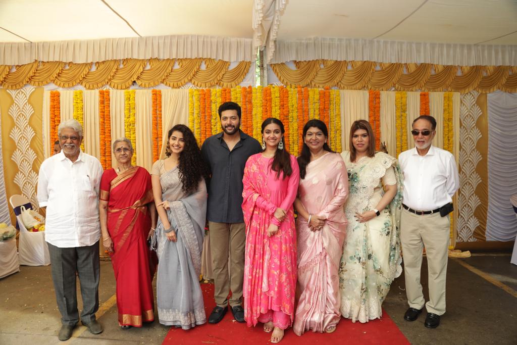 SooriyanFMlk's tweet photo. ஜெயம்ரவியின் புதிய திரைப்படத்தின் பூஜை 
#actorjayamravi  #SIREN(#JR31) 
#KeerthySuresh #anupamaparameshwaran https://t.co/G46tZjVRel