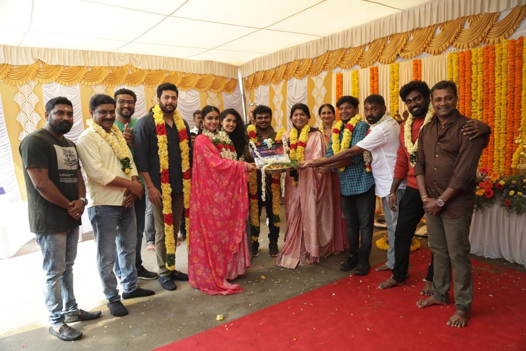 SooriyanFMlk's tweet photo. ஜெயம்ரவியின் புதிய திரைப்படத்தின் பூஜை 
#actorjayamravi  #SIREN(#JR31) 
#KeerthySuresh #anupamaparameshwaran https://t.co/G46tZjVRel
