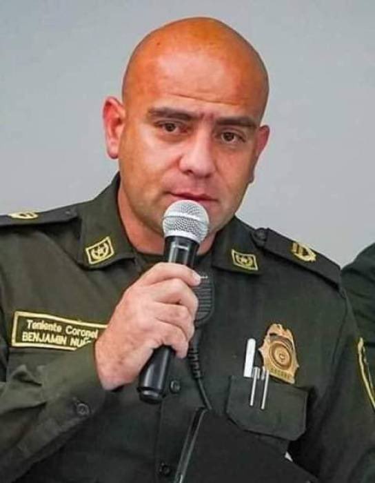 Betocoralg's tweet photo. Un teniente Coronel, con 18 años de formación, torturó y asesinó a 3 jóvenes, ni la prensa ni las redes lo han vuelto a nombrar. 

Su nombre es Benjamín Núñez y está prófugo de la justicia, ya que la fiscalía se demoró más de 20 días pidiendo una orden de captura. https://t.co/INzP1S8Isl