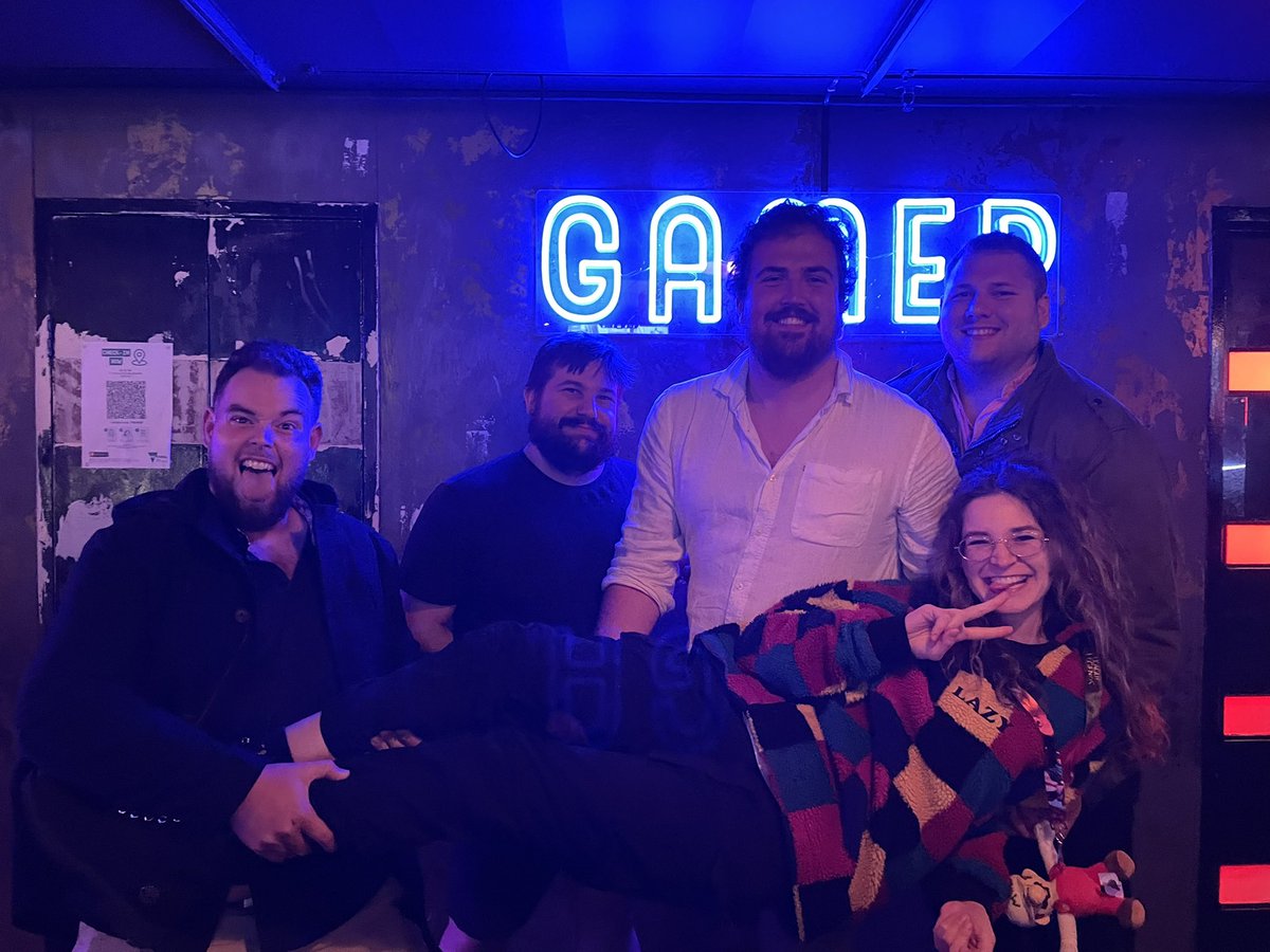 ameliaevv's tweet photo. Just hanging @ggezbar https://t.co/x4xRcodRsQ