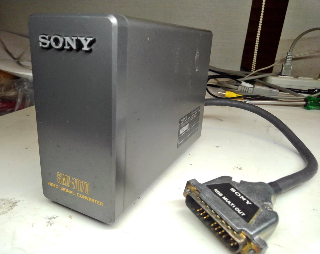 toshitada1973's tweet photo. SMC系の「ビデオシグナルコンバーター」SMI-7070です。これを経由してビデオ出力から液晶につなぐって、まわりくどいね! でも大切なことだよ!!  #SMI7070 #SMC70G https://t.co/YFO9MJBuQ4