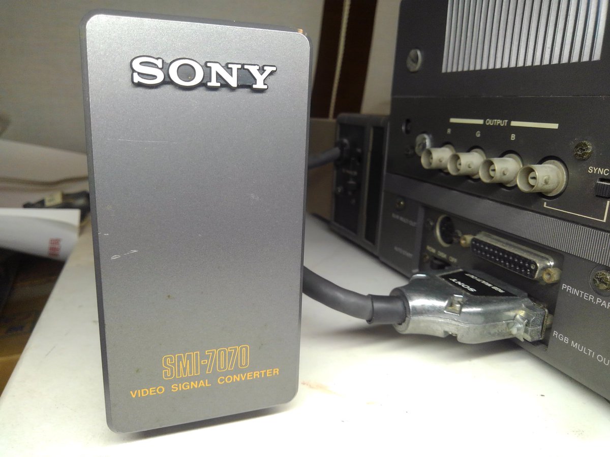 toshitada1973's tweet photo. SMC系の「ビデオシグナルコンバーター」SMI-7070です。これを経由してビデオ出力から液晶につなぐって、まわりくどいね! でも大切なことだよ!!  #SMI7070 #SMC70G https://t.co/YFO9MJBuQ4