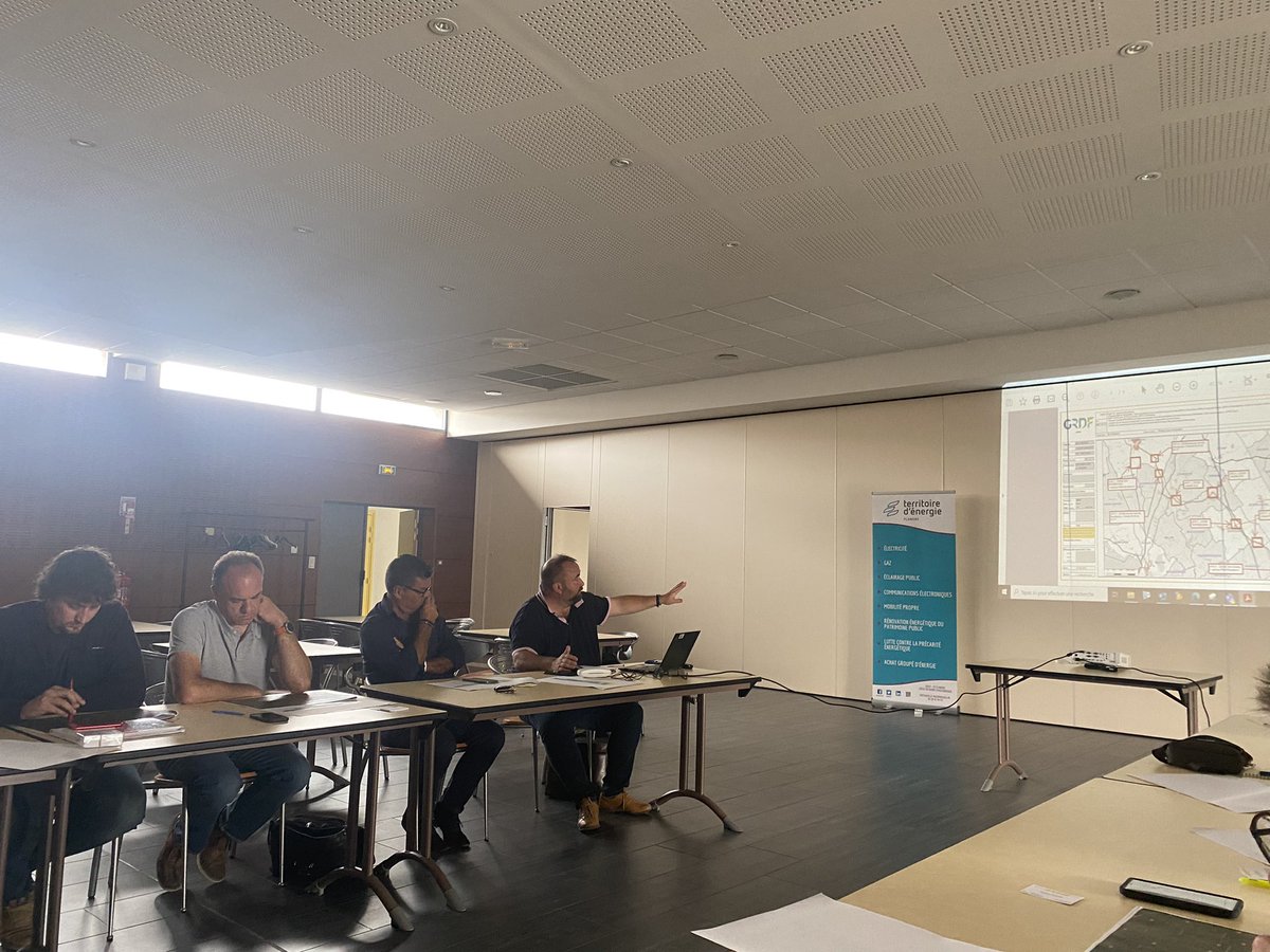 EnergieFlandre's tweet photo. En direct - réunion de lancement du chantier de maillage à #BOLLEZEELE
✅ un chantier @grdf avec le soutien du @siecf
✅ un projet d’importance pour permettre le raccordement des unités agricoles de methanisation
#gazvert #Flandre #TransitionEnergetique https://t.co/X6uNXvMuEq