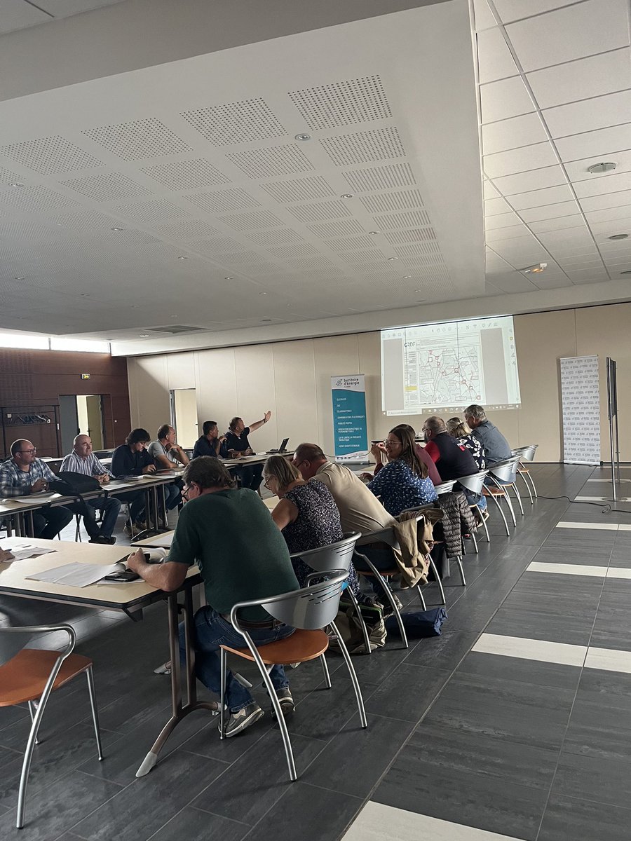 EnergieFlandre's tweet photo. En direct - réunion de lancement du chantier de maillage à #BOLLEZEELE
✅ un chantier @grdf avec le soutien du @siecf
✅ un projet d’importance pour permettre le raccordement des unités agricoles de methanisation
#gazvert #Flandre #TransitionEnergetique https://t.co/X6uNXvMuEq