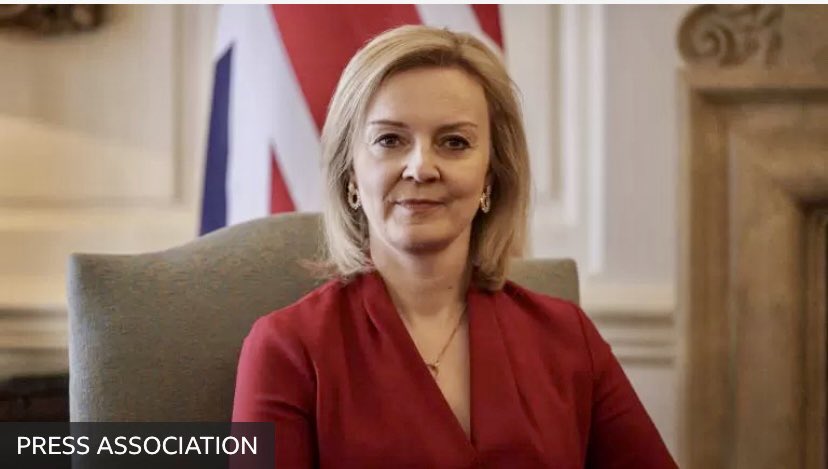 SedefKabas's tweet photo. Liz Truss, Margaret Thatcher ve Theresa May'den sonra İngiltere'nin 3. kadın başbakanı oldu

İngiltere 3.3 Trilyon #dolar milli geliri ile dünyanın en büyük 6.ekonomisi

Biz ise hala kadını “et” olarak gören ya da kadın nasıl “dövülür” oturup, anlatan zihniyetle mücadele ediyoruz https://t.co/hvO7cW79NI