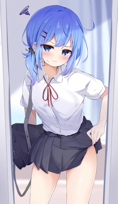怠惰な夏休みを過ごしたせいで太ももが少し太くなったことを気にする娘 