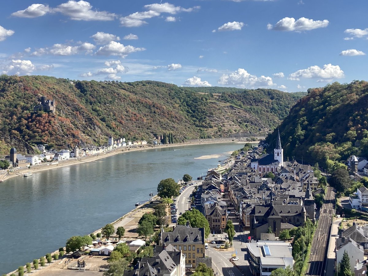 euro_tour's tweet photo. フロイデンベルクからバスと鉄道で、ザンクト・ゴアールへやって来ました。
本日の風景より①
ラインフェルス城。
難攻不落のお城としての威厳を誇っていましたが、18世紀に廃墟となり、1973年から一部が高級ホテルとして利用されています。
三枚目。古城ホテルのテラス席で一息🍺 https://t.co/LjMudKfQNl
