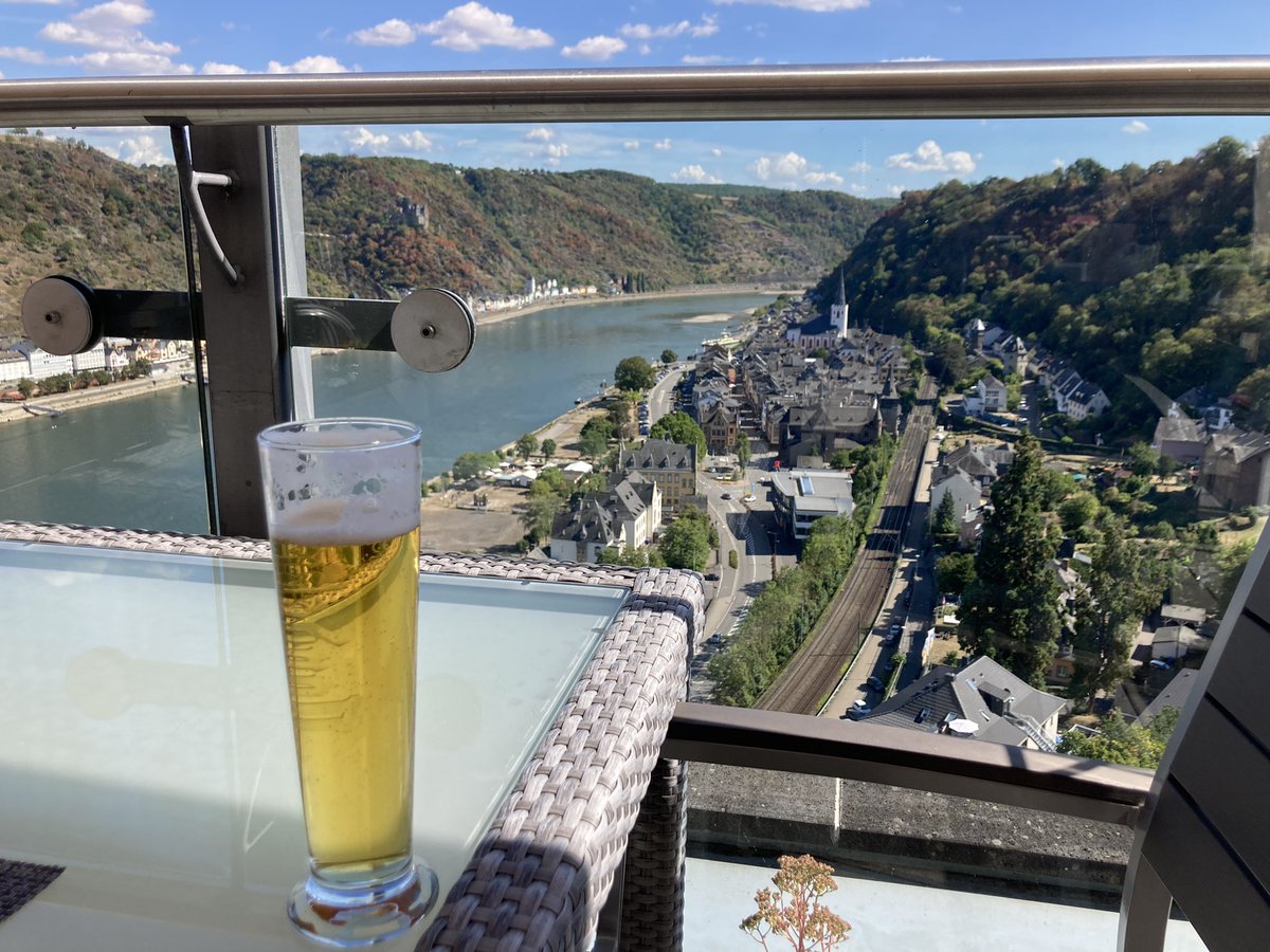 euro_tour's tweet photo. フロイデンベルクからバスと鉄道で、ザンクト・ゴアールへやって来ました。
本日の風景より①
ラインフェルス城。
難攻不落のお城としての威厳を誇っていましたが、18世紀に廃墟となり、1973年から一部が高級ホテルとして利用されています。
三枚目。古城ホテルのテラス席で一息🍺 https://t.co/LjMudKfQNl