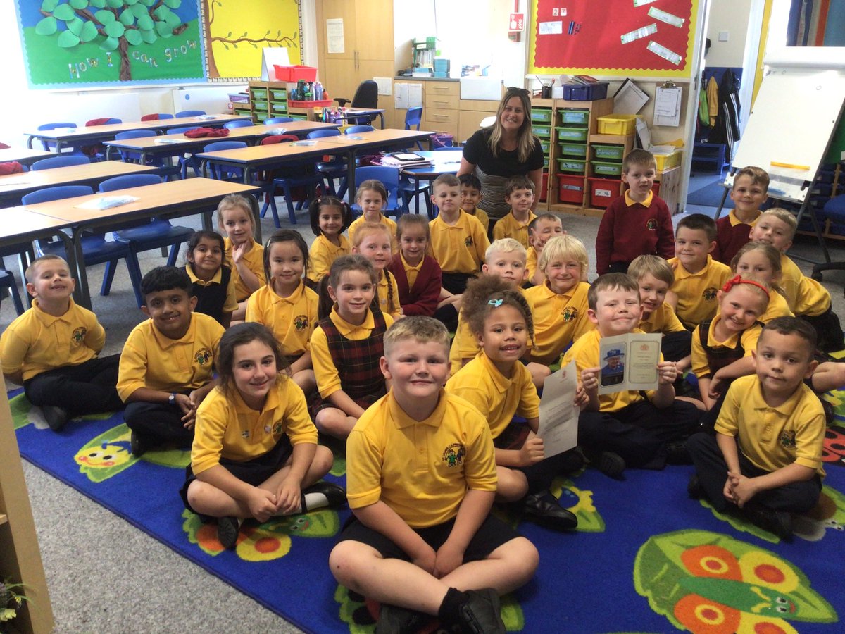 StJamesYear1's tweet photo. Wow 🤩 What an amazing surprise to receive a letter from Windsor Castle! We were so excited to hear that The Queen liked our letters and pictures! @RoyalFamily @StJamesChorley @StJamesYear2 https://t.co/kBz85gEf9s