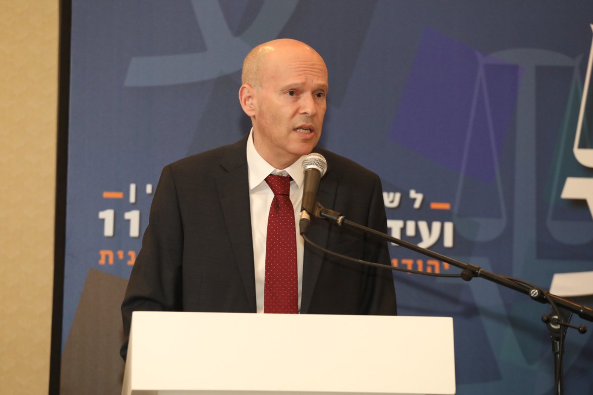Israel_Bar1's tweet photo. פרקליט המדינה @praklitut עו"ד עמית איסמן בפתיחת מושב "הפרקליטות בלב הסערה הציבורית" ב #ועידתהמשפט: "הפקת לקחים אין משמעותה עריפת ראשים, מדובר בתהליך בונה ולא הורס. מחזק ולא מחליש. לא ירפו את ידינו, אנחנו נמשיך לקבל את החלטותינו במקצועיות, יושר ויושרה ובהסתמך על ראיות בלבד" https://t.co/3p5sALZGdj