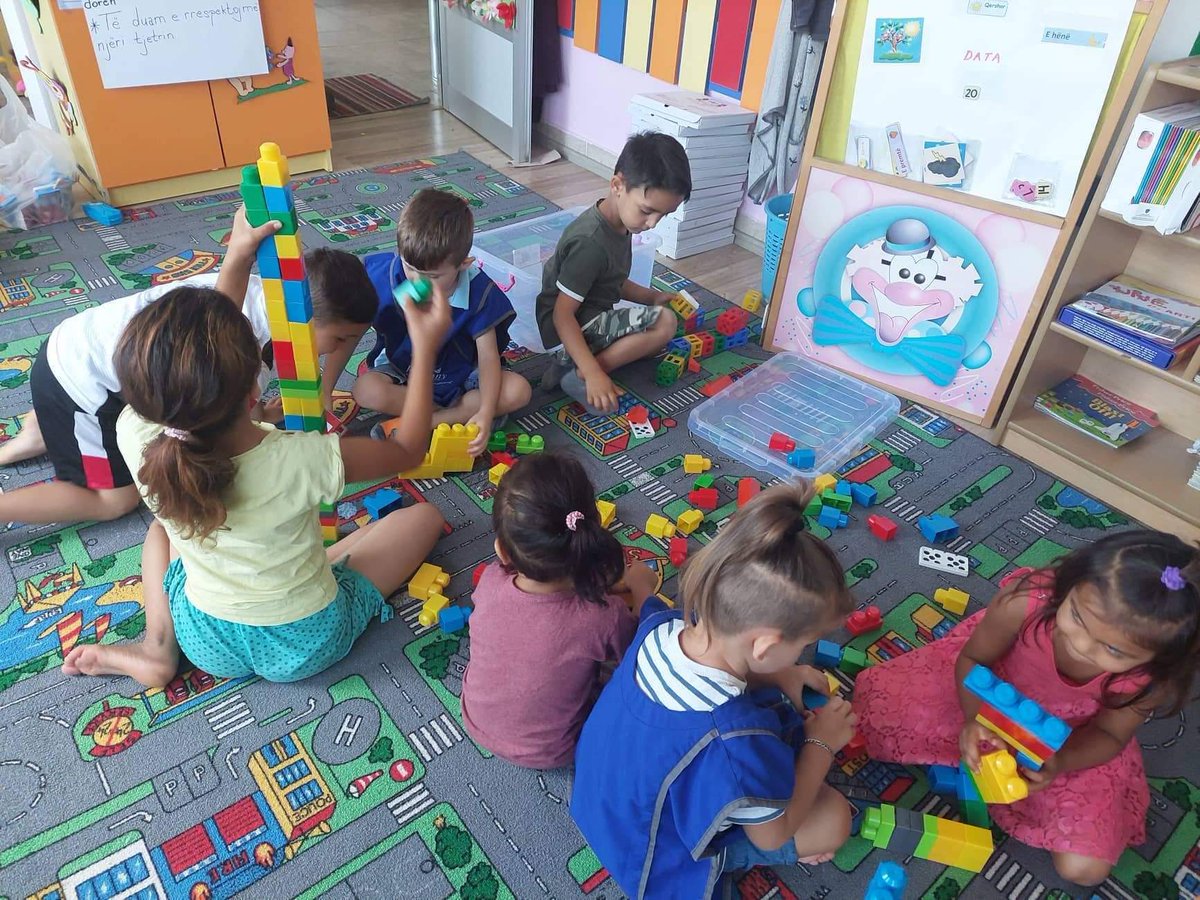 KosovaBethany's tweet photo. SECILI FËMIJË KA TË DREJT TË ARSIMOHET!
Edukimi është lëvizja nga errësira në dritë....
Fillim të mbarë për të gjithë fëmijët🎒👩‍🏫🏫📖✏️📝
@UNICEFKosovo https://t.co/ShUaBNkhRf
