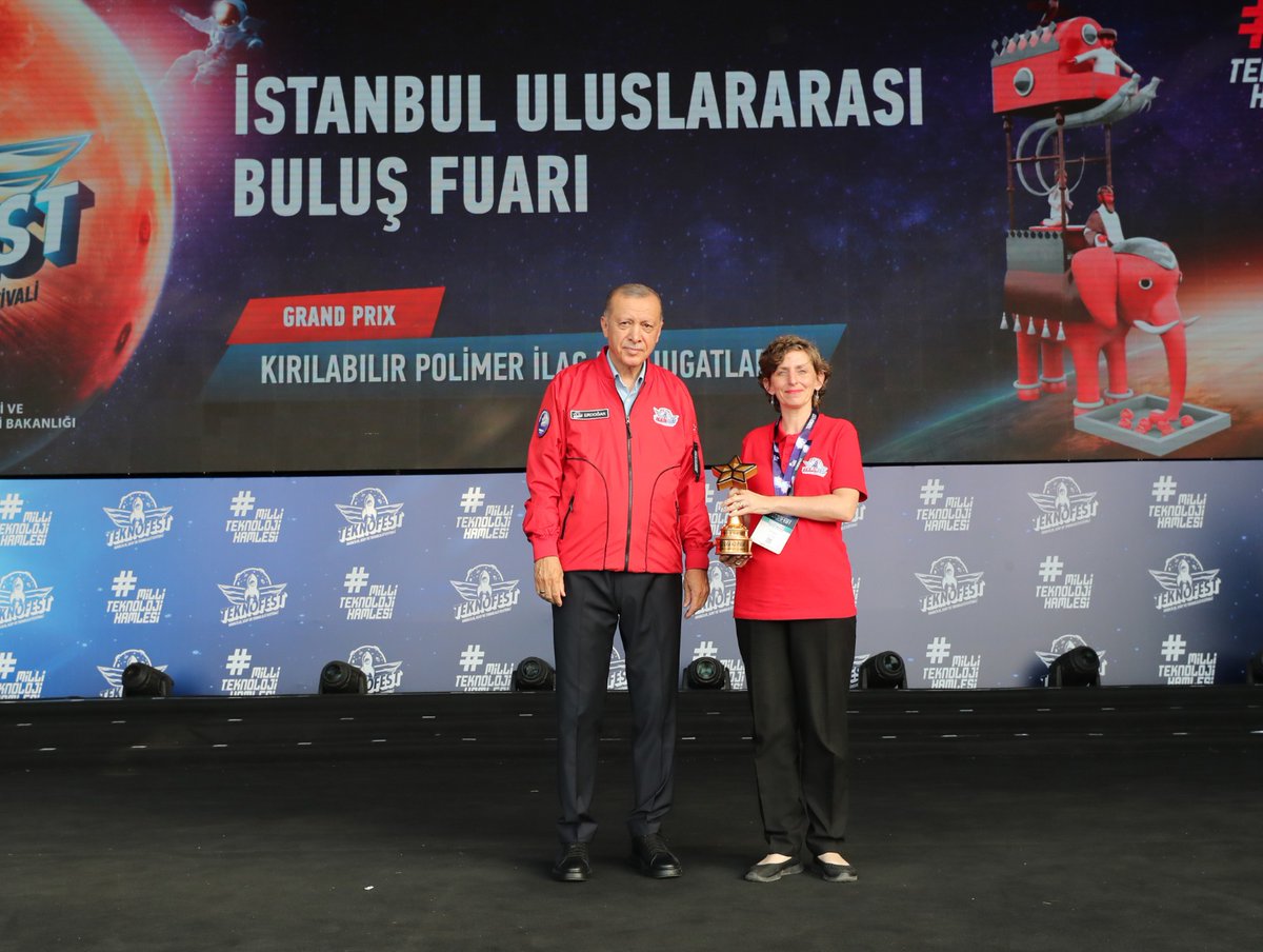 bogaziciCT3's tweet photo. 🚀@bounchemistry Öğretim Üyesi Merkez Müdürümüz Prof. @ranasanyal_ ve @LabSanyal ekibi, "Kırılabilir Polimer İlaç Konjugatları" buluşuyla, 277 icadın yer aldığı Türkiye’nin 12 ülkeden katılımla uluslararası buluş fuarı #ISIF22'nin en büyük ödülü olan "GRAND PRIX" ödülünü kazandı. https://t.co/swafWaAHYS