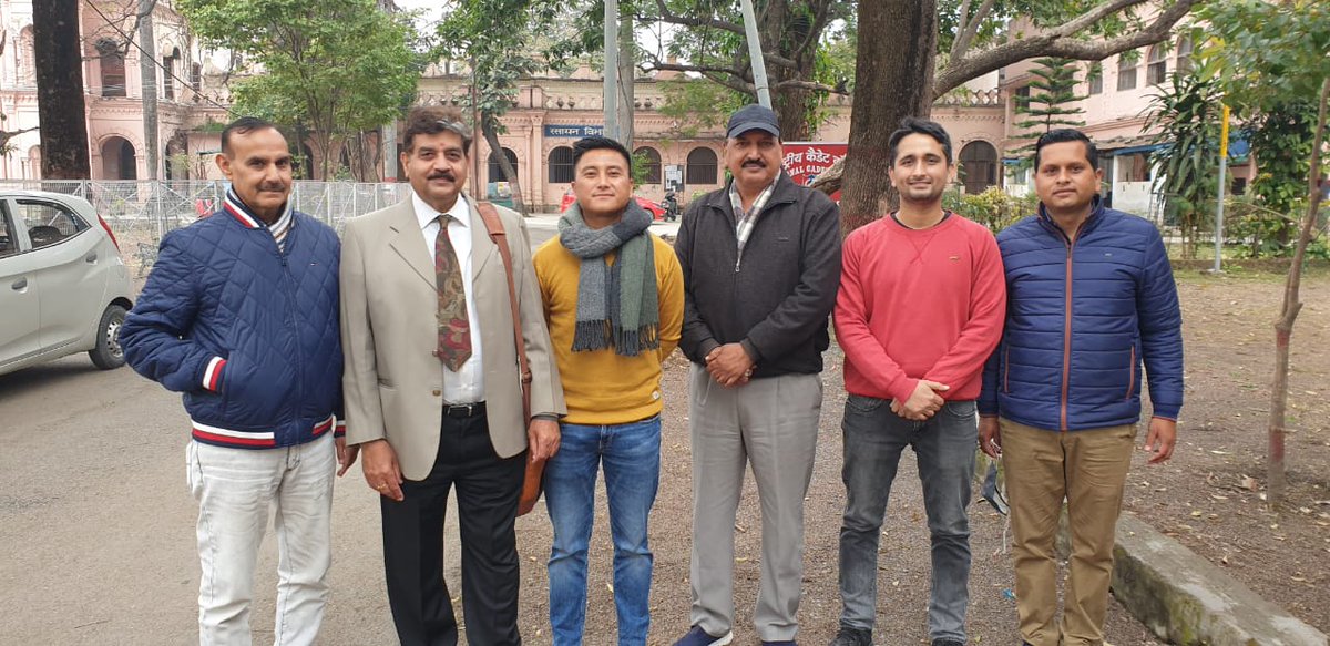 DelhiCopSuren's tweet photo. जब मैं अपने दोस्तों के साथ DAV कॉलेज देहरादून में अपने प्रोफेसर और NCC अफसर श्री अतुल सिंह जी से मिलने गया तो उन्होंने हम सभी का परिचय बड़े गर्व के साथ प्राचार्य महोदय से करवाया। शिक्षक को सदैव अपने शिक्षार्थियों पर गर्व होना चाहिए। 
#Teachers #teacherstudent 
#teacherday2022 https://t.co/BVUUBrmiFJ