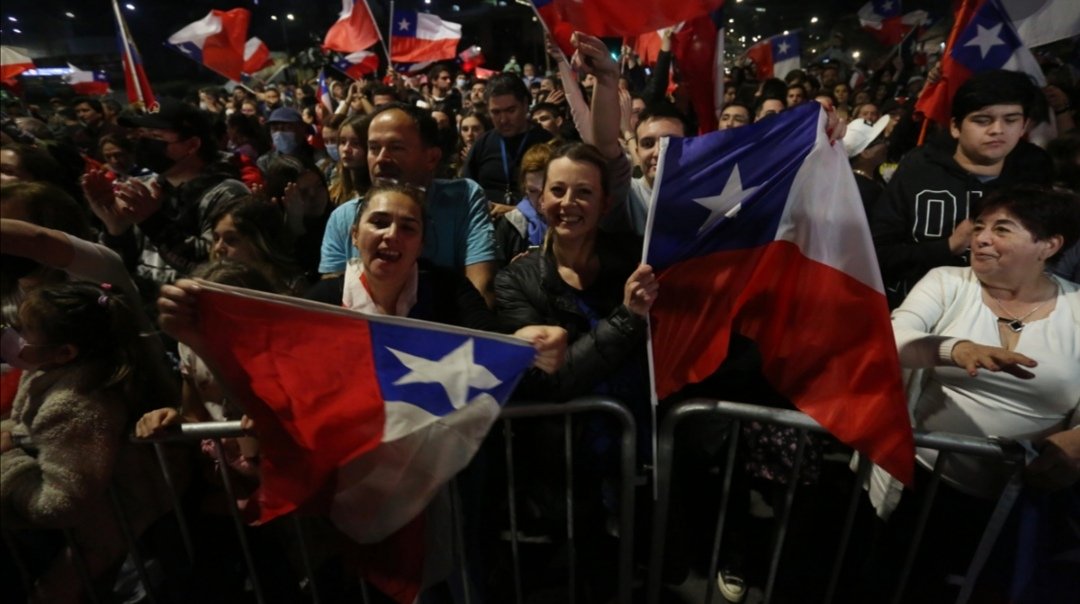 Soy_Tu_Aji's tweet photo. Ayer los Chilenos que votaron #Rechazo festejaron sin quemar, sin saquear, sin dañar el esfuerzo de otro...
Ese es el Chileno que construirá el Chile de los próximos 30 años!!
#MuchoGustoMega #tudia #ContigoCHV #ChileVotaRechazo https://t.co/MiQGEepXSZ