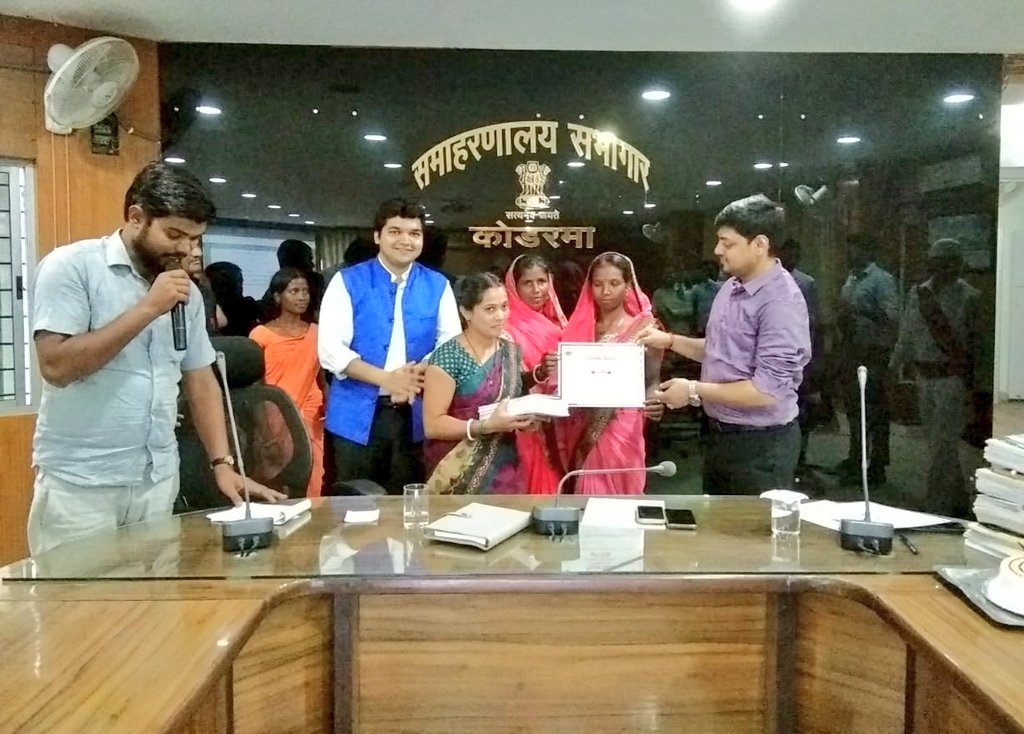 dckoderma's tweet photo. आज शिक्षक दिवस के अवसर पर समाहरणालय सभागार में सम्मान समारोह का आयोजन कर जिले के ग्रामीण क्षेत्रों में साक्षरता को बढ़ावा देने वाले व गांव में बच्चों अथवा बुजुर्गों को निशुल्क पढ़ाने वाले दीदी एवं दादा को प्रशस्ति पत्र देकर सम्मानित किया।(1/2)

@JharkhandCMO @prdjharkhand https://t.co/keXxJ3Bwo4