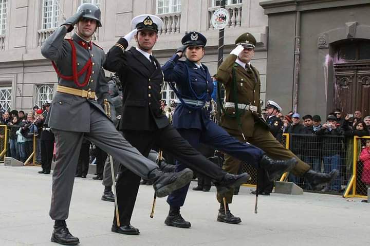Chiiileeeee's tweet photo. Que le quede claro al mundo entero que Chile es la "tumba" del comunismo.
Primero fueron las FFAA y Carabineros y hoy fue la gente de a pie, gente humilde y trabajadora que por segunda vez derrotamos el comunismo en Chile ❤🇨🇱
Artículo 142 #RechazoYPunto 
 Bassa 
#ContigoCHV https://t.co/KPO06El6xb