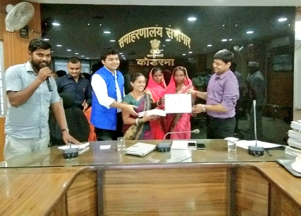 dckoderma's tweet photo. आज शिक्षक दिवस के अवसर पर समाहरणालय सभागार में सम्मान समारोह का आयोजन कर जिले के ग्रामीण क्षेत्रों में साक्षरता को बढ़ावा देने वाले व गांव में बच्चों अथवा बुजुर्गों को निशुल्क पढ़ाने वाले दीदी एवं दादा को प्रशस्ति पत्र देकर सम्मानित किया।(1/2)

@JharkhandCMO @prdjharkhand https://t.co/keXxJ3Bwo4