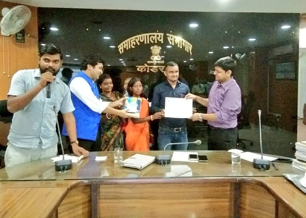 dckoderma's tweet photo. आज शिक्षक दिवस के अवसर पर समाहरणालय सभागार में सम्मान समारोह का आयोजन कर जिले के ग्रामीण क्षेत्रों में साक्षरता को बढ़ावा देने वाले व गांव में बच्चों अथवा बुजुर्गों को निशुल्क पढ़ाने वाले दीदी एवं दादा को प्रशस्ति पत्र देकर सम्मानित किया।(1/2)

@JharkhandCMO @prdjharkhand https://t.co/keXxJ3Bwo4