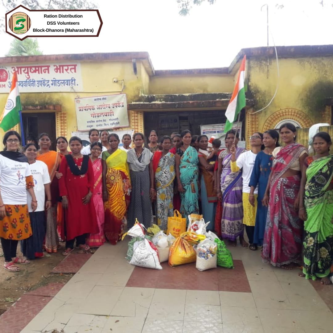 GreenSwelfares's tweet photo. When hunger is satiated, only then can a person contribute to Nation's prosperity.
#DeraSachaSauda volunteers help underprivileged families partake in development by providing monthly ration &amp; food items to them.
#FoodBank #HelpingHand https://t.co/MaEFPrFCl6