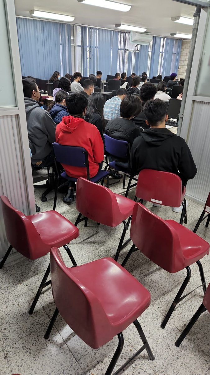 Bertha_con_H's tweet photo. Y seguimos recibiendo alumnos afuera del salón. Esperemos no haya ningún sismo o emergencia. @ArturoReyesS_ @IPN_MX @dems_ipn @SEP_mx https://t.co/s7MBxOKoLE