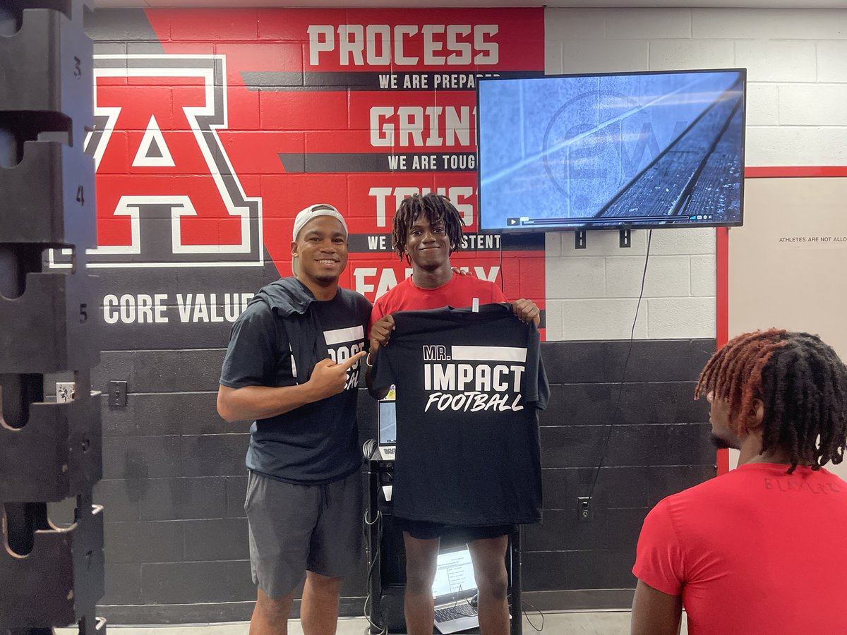 Thank you to Jay for coming out and giving us a talk and presenting our Mr. Impact Player Of The Week to @d1_royell with 4 tackles, 1 pass breakup, no yards given up, and the game winning interception!