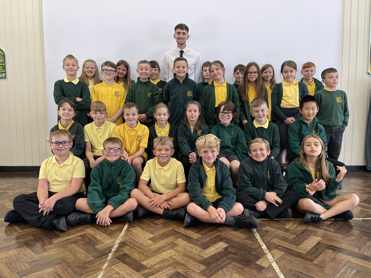 MrBeaumont1997's tweet photo. It’s that time of year again. First day photos for the brand new Class 9! https://t.co/XdORqfw33g
