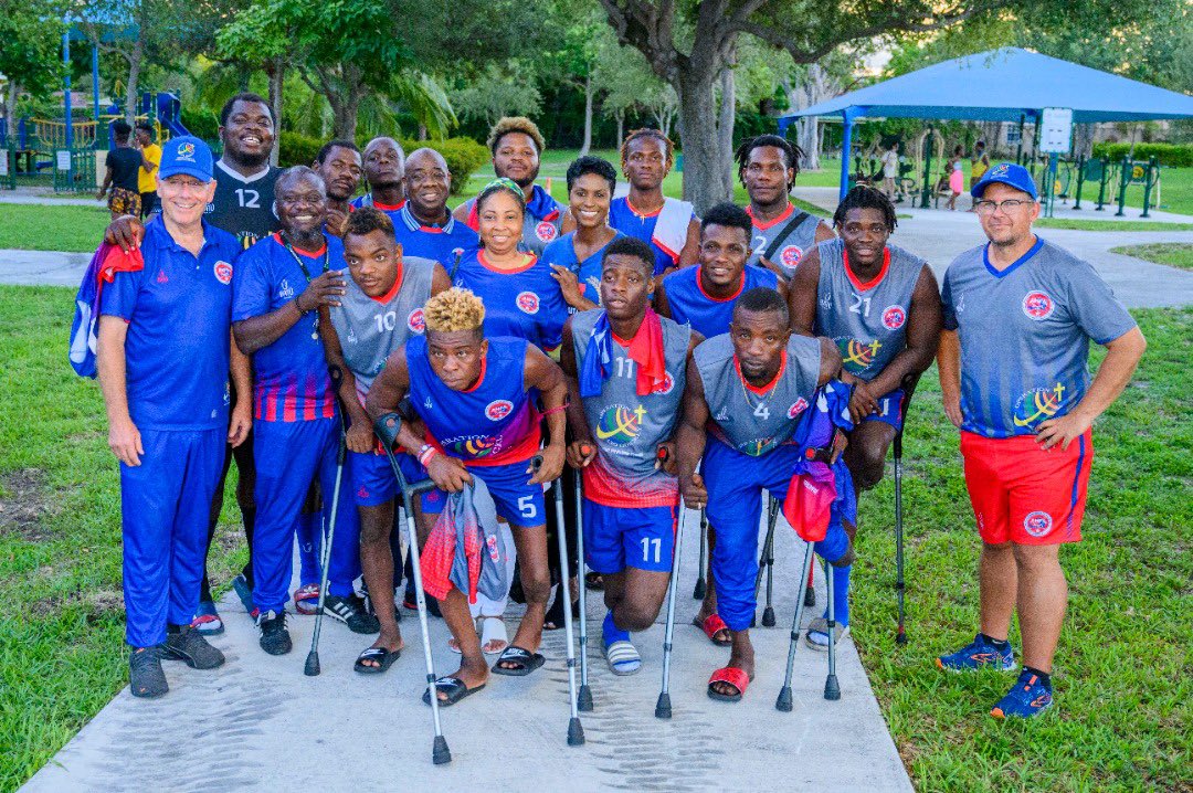 FootFemAmpute's tweet photo. Dirijan club little Haiti, yon klèb ki gen Ayisyen selman nan 4e divizyon championa Ameriken , t 1vite Grenadye yo pou yon demonstrasyon a la mitan nan parc Manno Sanon Dim 04 Sept 22 a nan lakou Miami.
@UNFPAHaiti
#Goquickly
#Farmatrix
@EnpakHaiti
#CMMB
#BatùWear
📷 JJA https://t.co/u6ETpoUVaa
