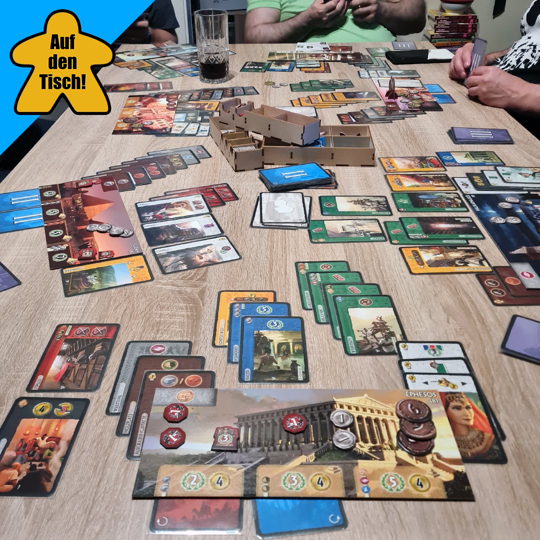 aufdentisch1's tweet photo. Am Samstag habe ich mit einer schönen großen #Brettspiel|runde meinen Geburtstag nachgefeiert 🥳 Zu siebt haben wir volle Runden #BetweenTwoCities, #JustOne (ohne Bild) u. #7Wonders gespielt und auch #LongShotTheDiceGame sowie #Codenames waren so toll!
#aufdentisch #brettspiele https://t.co/jqiajPKUTO