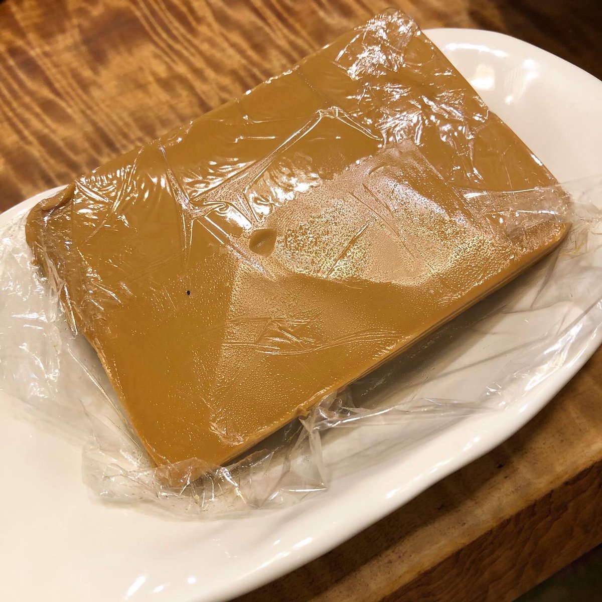 telynmoto's tweet photo. カルディで Gjetost(イエオスト)というチーズを発見。謎の既味感があると思ったら、飛鳥の蘇だった。めっちゃ赤ワインに合う!それよりはしっとりしてるけど、今度売ってたら絶対また買お。#イエオスト #gjetost #ホエー #山羊乳 #ノルウェー #飛鳥の蘇 #チーズ #赤ワイン https://t.co/kJIBIuqV5h