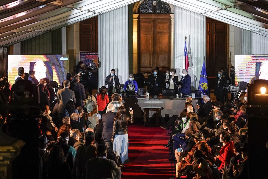 latercera's tweet photo. Con poca autocrítica, exconvencionales del Apruebo piden mantener el proceso por una nueva Carta https://t.co/qcNNO8GCPM https://t.co/7TD07ygNwI