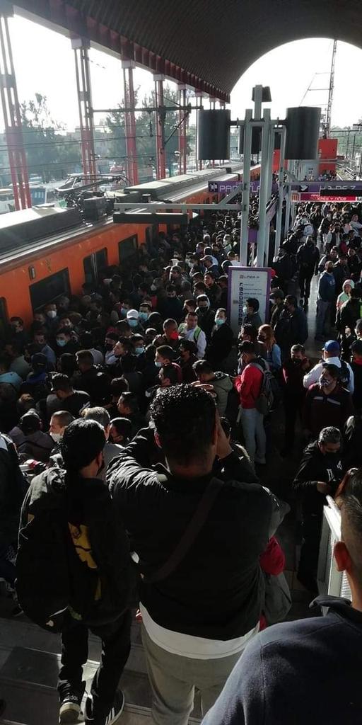 illescas_rosas's tweet photo. Impresionante el mal gobierno de la morenista Claudia Sheinbaum.
 Como siempre la pagan los usuarios del metro. https://t.co/TxhyHaxu2X