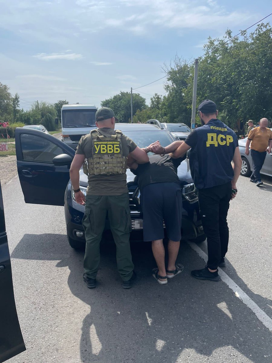 DPSU_ua's tweet photo. 🚷 Організатору незаконного трансферу військовозобов’язаних через українсько-молдовський кордон оголосили підозру
👉🏼 https://t.co/GeyrHFR7uB https://t.co/N81MuKHhW6
