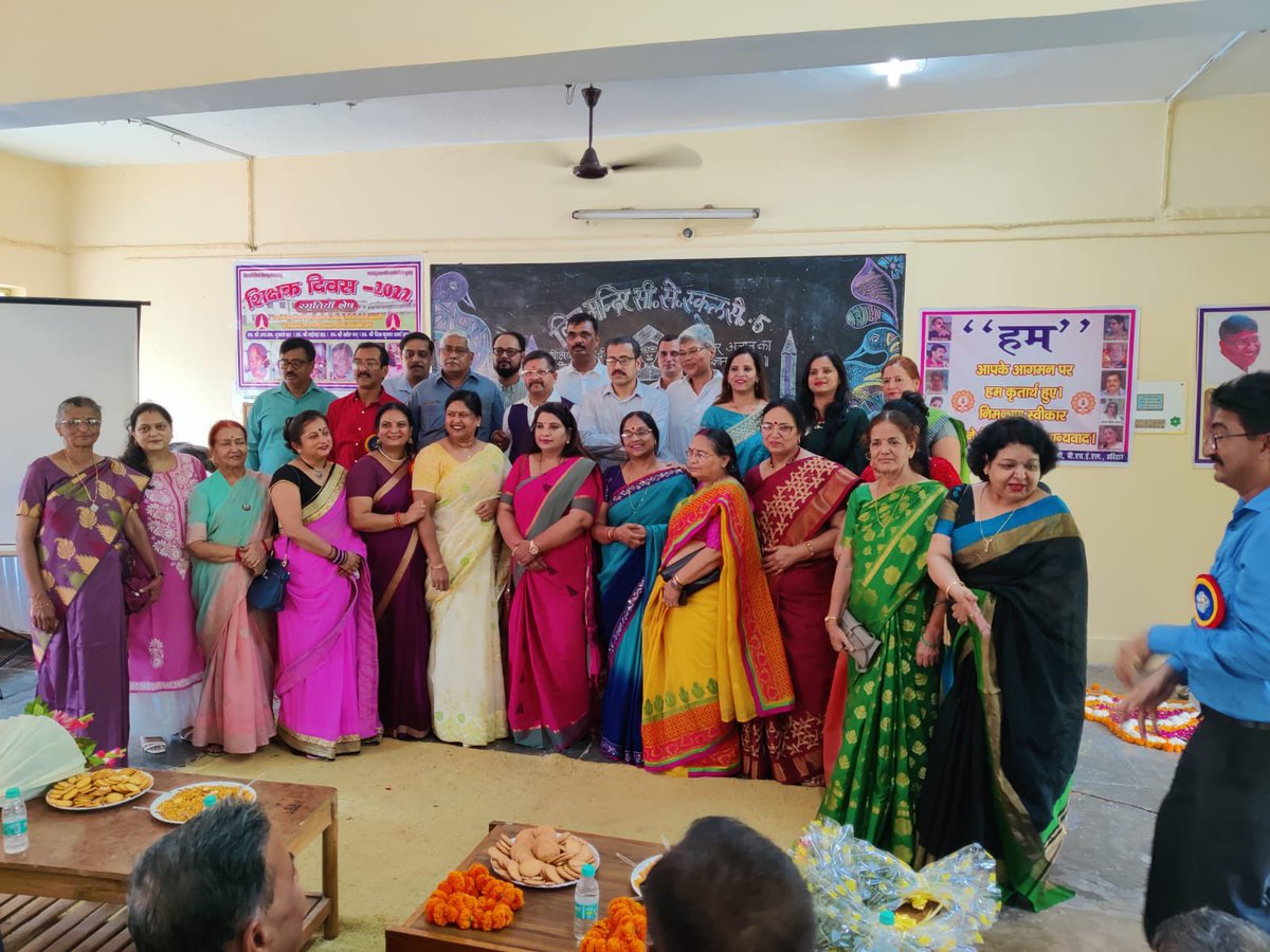 ranjanachatur14's tweet photo. जीवन के प्रत्येक वर्ष में, अदृश्य शक्ति के रूप आप सदैव साथ रहते हैं। अच्छों के सानिध्य में रहना और बुरों से दूर रहने की कालजयी विद्याएँ आप सब ने ही सिखाई हैं....आप हैं तो हम हैं..हमारे व्यक्तित्व का स्वरूप आप सबके सानिध्य एवं आशीर्वाद के बिना शून्य है
#HappyTeachersDay
#VMIC https://t.co/aVtpZlsTdF
