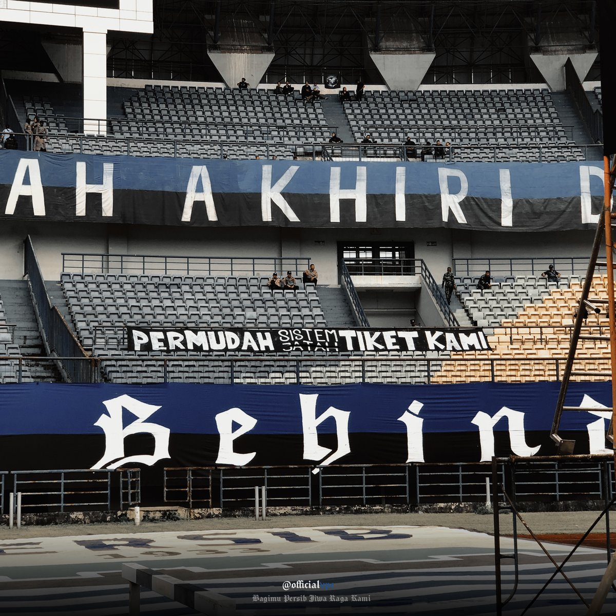 Menanggapi rilis dari situs web Persib terkait kericuhan di tempat penukaran tiket fisik Progresif, dan untuk meluruskan opini yang beredar di media sosial, berikut kami uraikan kronologis kejadian di lapangan: