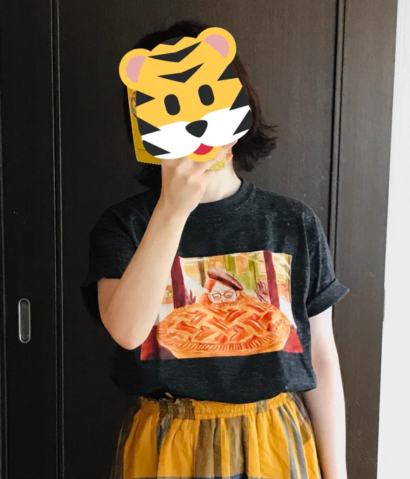 スタンダードTシャツのヘザーブラックMサイズにしてみましたけど、なかなか悪くないぜ 他の色よりも生地がちょっとゴワつきがあるのも気に入ったステッカーもかわいいのではないだろうか 